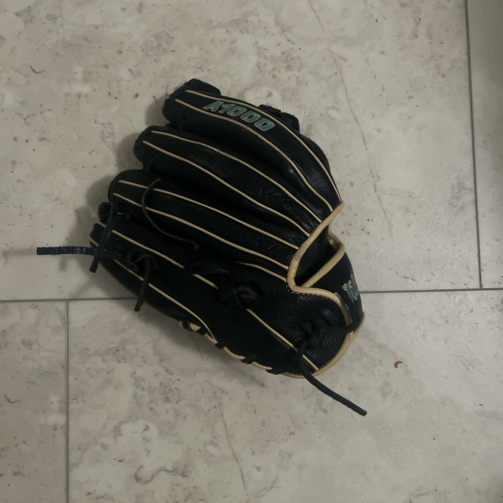 Wilson A1000 Black and Tan Glove